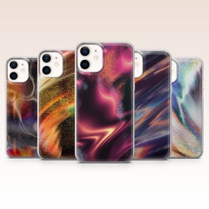 Op de afbeelding: Vijf smartphonehoesjes op een rij, elk met een uniek abstract ontwerp in levendige kleuren zoals roze, oranje, paars en blauw. De hoesjes hebben een glanzende afwerking en tonen wervelende patronen, glitterende texturen en lichteffecten.