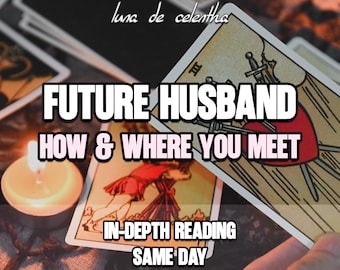 Puede incluir: Cartas del tarot con el texto "FUTURE HUSBAND HOW & WHERE YOU MEET" y "IN-DEPTH READING SAME DAY". Las cartas presentan ilustraciones y están dispuestas sobre una superficie oscura con una vela encendida.