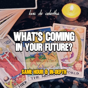 Op de afbeelding: Tarotkaarten met de tekst "WHAT'S COMING IN YOUR FUTURE?" en "SAME HOUR & IN-DEPTH". De kaarten tonen illustraties van figuren en symbolen, met een brandende kaars op de achtergrond. Mystiek thema.