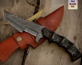Cuchillo de caza de acero de Damasco hecho a mano con mango de micarta y funda de cuero.