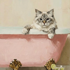 Könnte beinhalten: Gemälde einer flauschigen Katze in einer rosa Badewanne mit Löwenfüßen. Die Katze hat graues und weißes Fell und schaut den Betrachter an. Ein Martiniglas mit einer Limettenscheibe steht daneben. Die Badewanne hat goldfarbene Füße.