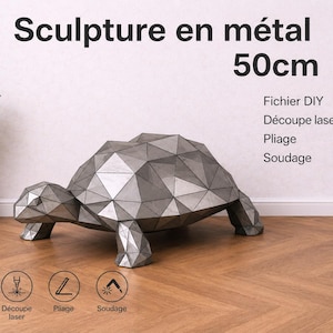Peut inclure: Une sculpture de tortue en métal géométrique de 50cm. Le texte indique : Sculpture en métal, 50cm, Fichier DIY, Découpe laser, Pliage, Soudage, Fichier numérique, Découpe laser, Pliage, Soudage. La sculpture présente une surface à facettes triangulaires.
