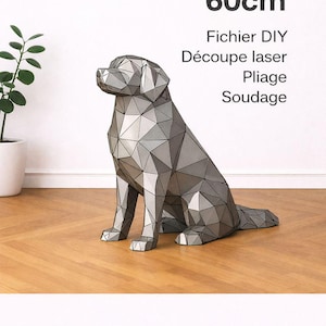 Puede incluir: Una escultura geométrica de metal de un perro, de aproximadamente 60 cm de altura, en posición sentada. La escultura es gris y está hecha de formas triangulares interconectadas. El texto en la parte superior dice "Sculpture en métal 60cm".