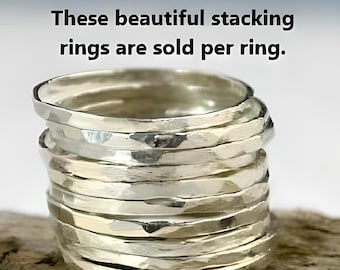 Anillo apilable de plata de ley martillada, banda fina