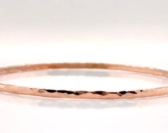 Bracelete martelado em ouro rosa maciço de 2 mm, ideal para usar em conjunto com outros braceletes (10k, 14k, 18k)