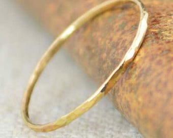 Anello impilabile in oro massiccio 14k, sottile fascia martellata