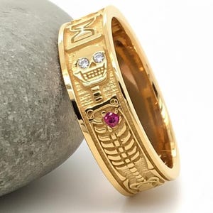 Esqueleto gótico de oro macizo: Anillo Memento Mori con diamantes y rubí