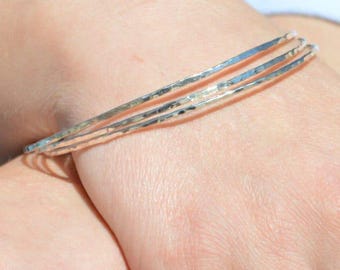 Gehamerde sterlingzilveren dunne stapelarmband