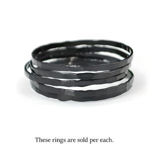 Schwarze Keramik Stapelring: Sterling Silber Band gehämmert