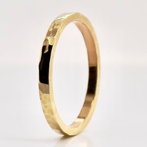 Anello in oro massiccio martellato, fede nuziale da 2 mm, 10k-22k immagine 4