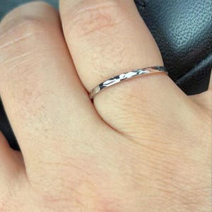 Stapelring platina gehamerd: massief 950 platina band afbeelding 2