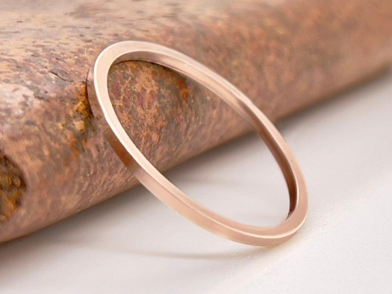 Anillo apilable de oro rosa macizo de 10 k de 1 mm - Banda cuadrada minimalista imagen 1