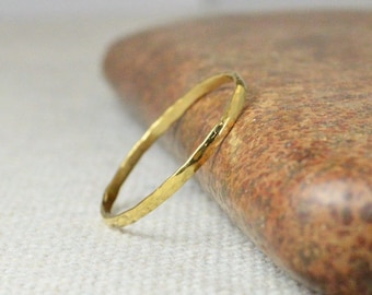 Anillo de oro macizo de 22 k martillado: banda fina apilable