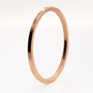 Anillo apilable de oro rosa macizo de 10 k de 1 mm - Banda cuadrada minimalista imagen 2