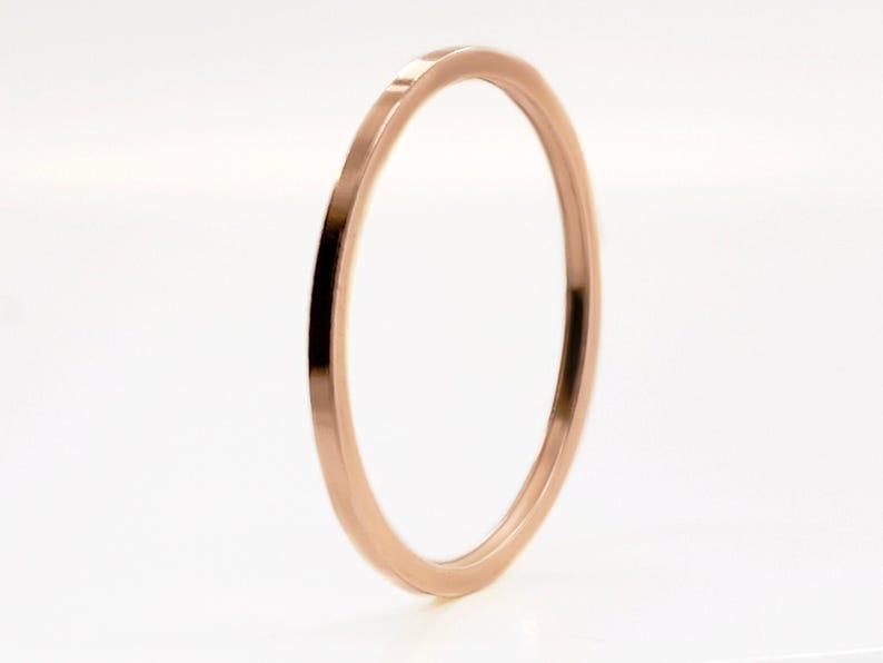 Anillo apilable de oro rosa macizo de 10 k de 1 mm - Banda cuadrada minimalista imagen 2