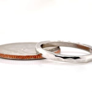 Anillo de platino macizo martillado, 2,5 mm de ancho, grabado interior gratuito, calidad artesanal de herencia. imagen 5