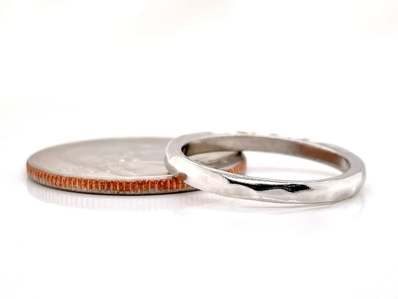 Anillo de platino macizo martillado, 2,5 mm de ancho, grabado interior gratuito, calidad artesanal de herencia. imagen 5