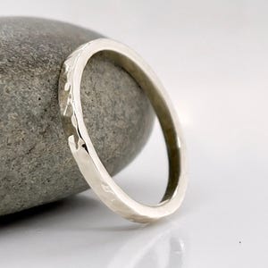 Anillo de oro blanco de 2 mm con acabado martillado de 10k, 14k, 18k, oro macizo, banda de oro blanco de 2 mm, anillo de boda minimalista, oro auténtico, banda de boda sencilla