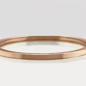Anillo apilable de oro rosa macizo de 10 k de 1 mm - Banda cuadrada minimalista imagen 3