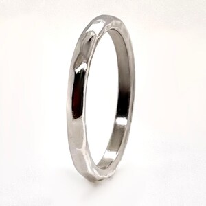 Anillo de platino macizo martillado, 2,5 mm de ancho, grabado interior gratuito, calidad artesanal de herencia. imagen 2