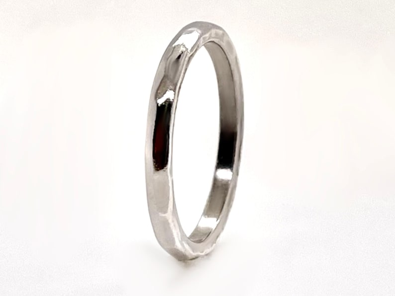 Anillo de platino macizo martillado, 2,5 mm de ancho, grabado interior gratuito, calidad artesanal de herencia. imagen 2