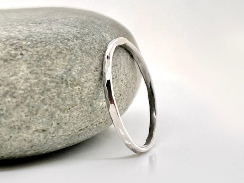 Stapelring platina gehamerd: massief 950 platina band afbeelding 1