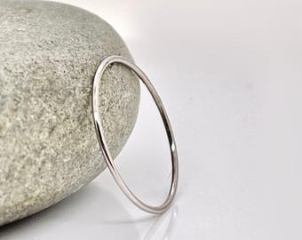 Anillo apilable fino y redondo de platino macizo - Platino 950.