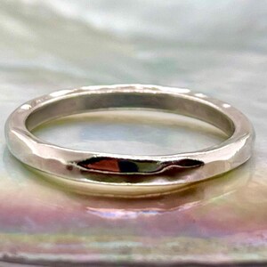 Anillo de platino macizo martillado, 2,5 mm de ancho, grabado interior gratuito, calidad artesanal de herencia. imagen 4