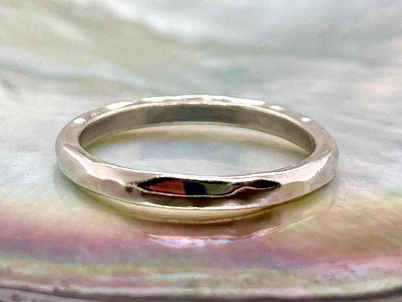 Anillo de platino macizo martillado, 2,5 mm de ancho, grabado interior gratuito, calidad artesanal de herencia. imagen 4