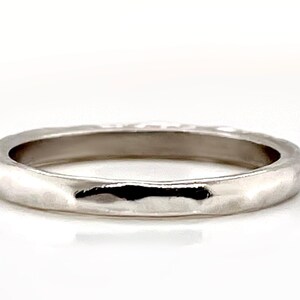 Anillo de platino macizo martillado, 2,5 mm de ancho, grabado interior gratuito, calidad artesanal de herencia. imagen 3