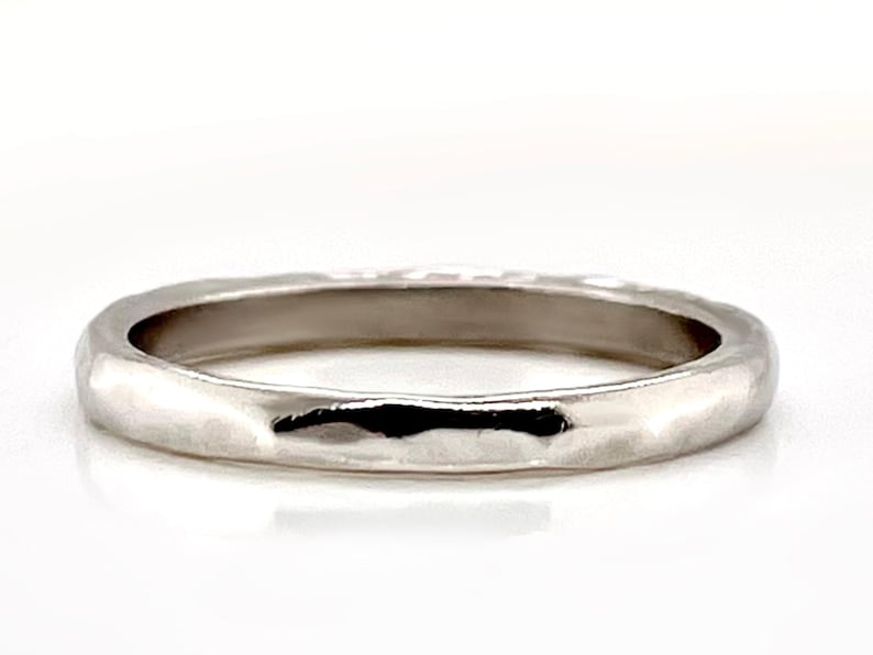 Anillo de platino macizo martillado, 2,5 mm de ancho, grabado interior gratuito, calidad artesanal de herencia. imagen 3