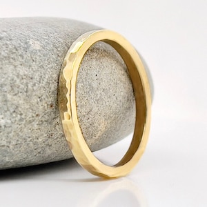 Anello in oro massiccio martellato, fede nuziale da 2 mm, 10k-22k immagine 1