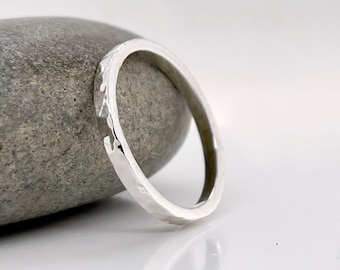 Anillo de platino 950 macizo con acabado martillado, 2 mm de grosor, grabado interior gratuito.