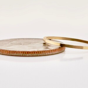 Anillo apilable de oro rosa macizo de 10 k de 1 mm - Banda cuadrada minimalista imagen 4