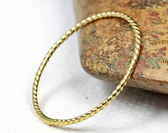 Sierlijke 14k gouden draairing, dun stapelbaar bandje
