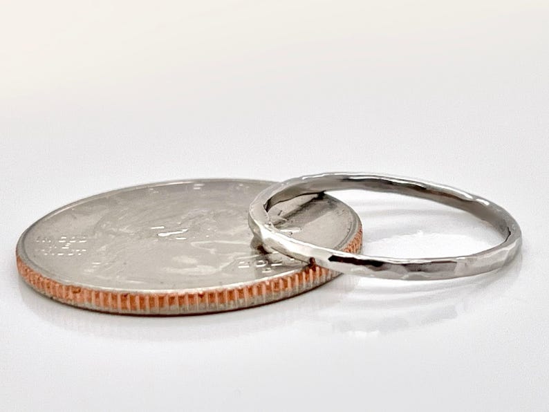 Stapelring platina gehamerd: massief 950 platina band afbeelding 9