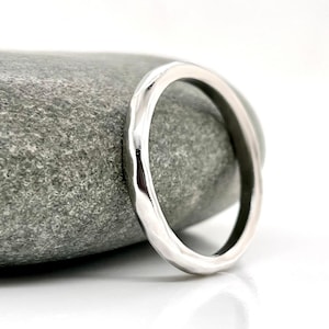 Anillo de platino macizo martillado, 2,5 mm de ancho, grabado interior gratuito, calidad artesanal de herencia. imagen 1