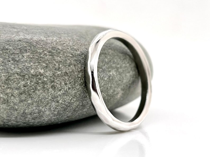 Anillo de platino macizo martillado, 2,5 mm de ancho, grabado interior gratuito, calidad artesanal de herencia. imagen 1