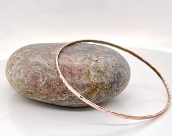 Pulseira empilhável em ouro rosa 14k martelado, pulseira fina em ouro maciço.