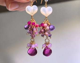 Oorbellen met edelstenen: Gesneden wit parelmoeren hartje, hangende ketting, gefacetteerde hangers