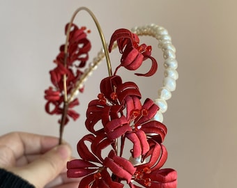 Tocado de perlas y lirio araña rojo, diadema floral hecha a mano, tocado botánico gótico, diadema de perlas llamativa, accesorio para el cabello único