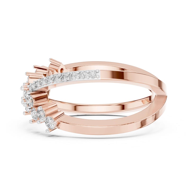 K&ouml;nnte beinhalten: Ros&eacute;goldener Ring mit einem Doppelband-Design. Das obere Band hat eine Reihe kleiner, klarer Edelsteine. Der Ring hat einen modernen, eleganten Stil, f&uuml;r den Alltag oder besondere Anl&auml;sse.