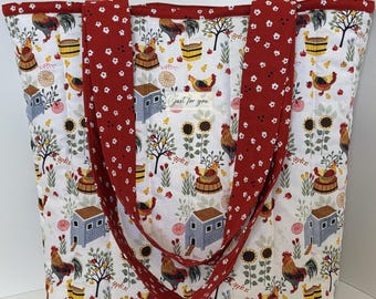 Könnte beinhalten: Eine gesteppte Tragetasche mit weißem Hintergrund, die einen Bauernhof-Szenen-Druck mit Hähnen, Hühnern, Sonnenblumen und kleinen Häusern zeigt. Die Tasche hat rote Träger und Verzierungen mit einem weißen Blumenmuster. Der Text "just for you" ist sichtbar.