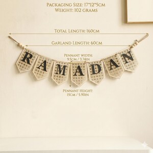 Pu&ograve; includere: Un banner beige del Ramadan con la scritta "RAMADAN" in lettere nere. I festoni sono larghi 9,5 cm e alti 15 cm. La lunghezza totale del banner &egrave; di 160 cm. La lunghezza della ghirlanda &egrave; di 60 cm.