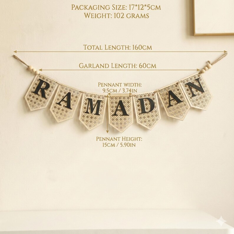 Pu&ograve; includere: Un banner beige del Ramadan con la scritta "RAMADAN" in lettere nere. I festoni sono larghi 9,5 cm e alti 15 cm. La lunghezza totale del banner &egrave; di 160 cm. La lunghezza della ghirlanda &egrave; di 60 cm.