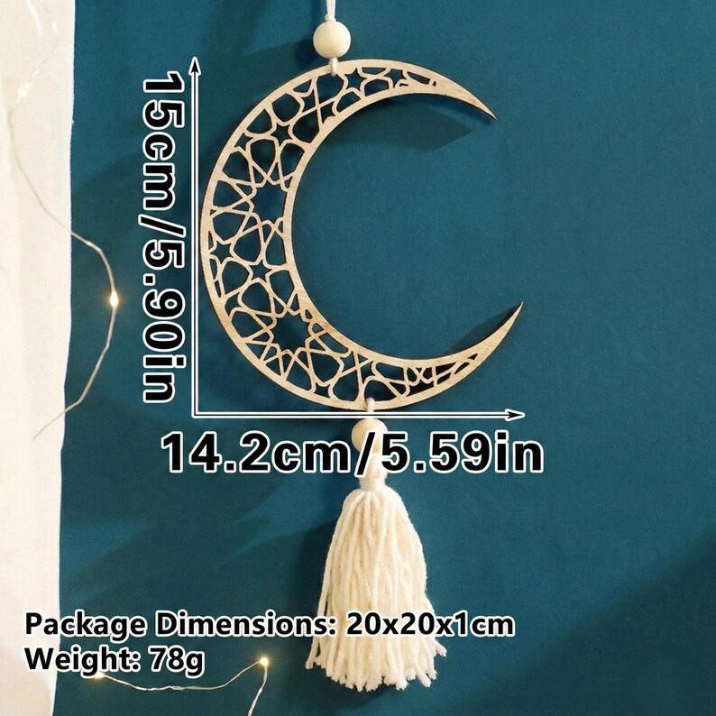 May include: Wooden crescent moon decoration with intricate star patterns, measuring 5.90 inches high and 5.59 inches wide. A white tassel hangs below. The text on the image reads: 15cm/5.90in, 14.2cm/5.59in.