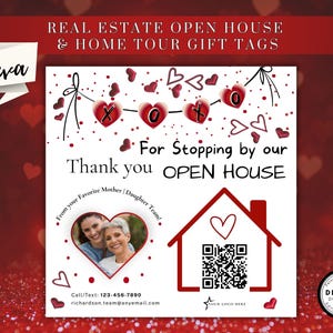 Könnte beinhalten: Ein weißes Geschenk-Tag mit roten Akzenten, entworfen für Immobilien-Open-Houses. Das Tag zeigt den Text "Vielen Dank für Ihren Besuch bei unserem Open House", zusammen mit einer Hausgrafik, Herzen und einem QR-Code. Das Tag enthält auch den Text "Made in Canva."