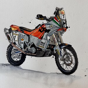 Puede incluir: Ilustración en acuarela de una motocicleta KTM 950 Rally. La moto presenta una carrocería naranja y gris, neumáticos negros y un parabrisas prominente. El número 1 es visible en la parte delantera. Las palabras "Rally 950" también son visibles.