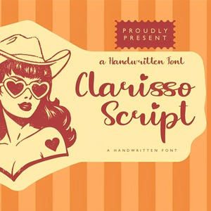Può includere: Grafica in stile vintage con una donna con cappello da cowboy e occhiali da sole a forma di cuore. Il testo "Clarisso Script" è visualizzato in un carattere scritto a mano, con le parole "Proudly Present" sopra. Lo sfondo ha strisce verticali arancioni.