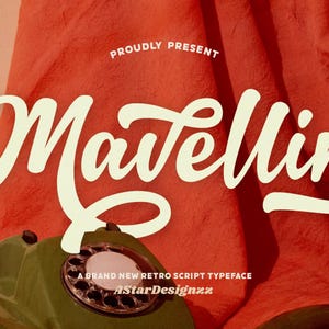 Può includere: Carattere di scrittura color crema, "Mavellin", su sfondo rosso. Un telefono rotante verde vintage si trova in basso. Il testo recita "PROUDLY PRESENT" e "A BRAND NEW RETRO SCRIPT TYPEFACE". Il logo "Astar Designzz" è in alto a sinistra.